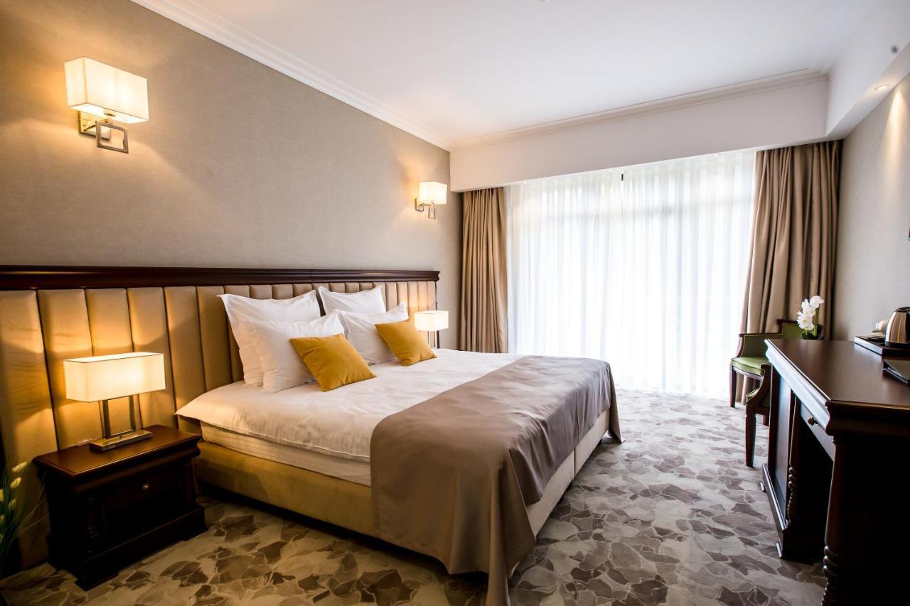 Hotel Carpat Inn Азуга Екстериор снимка