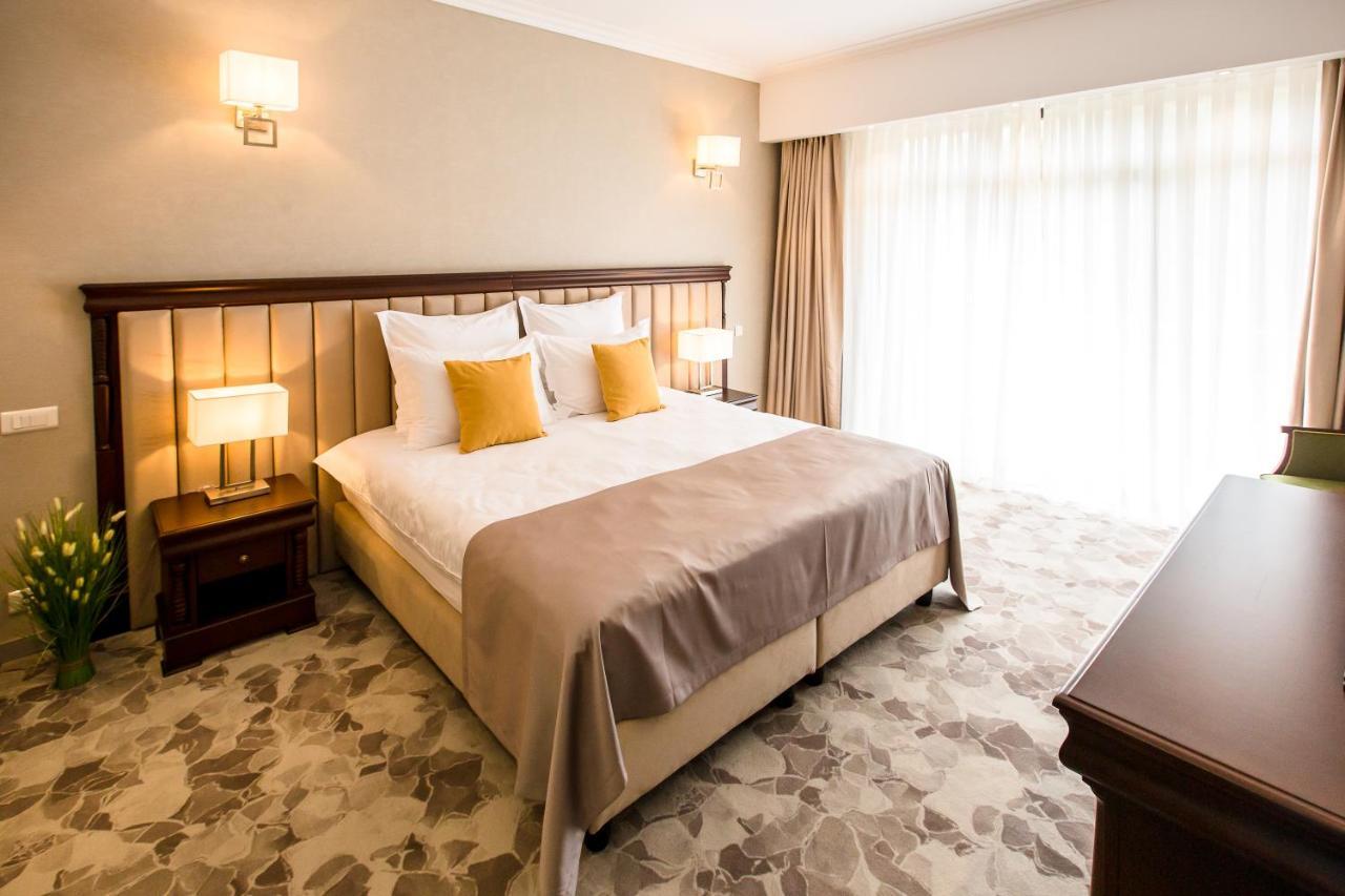 Hotel Carpat Inn Азуга Екстериор снимка