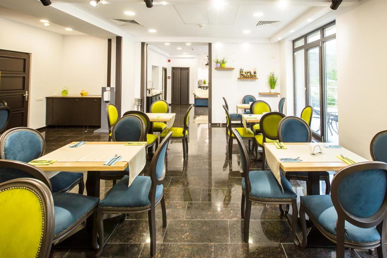 Hotel Carpat Inn Азуга Екстериор снимка