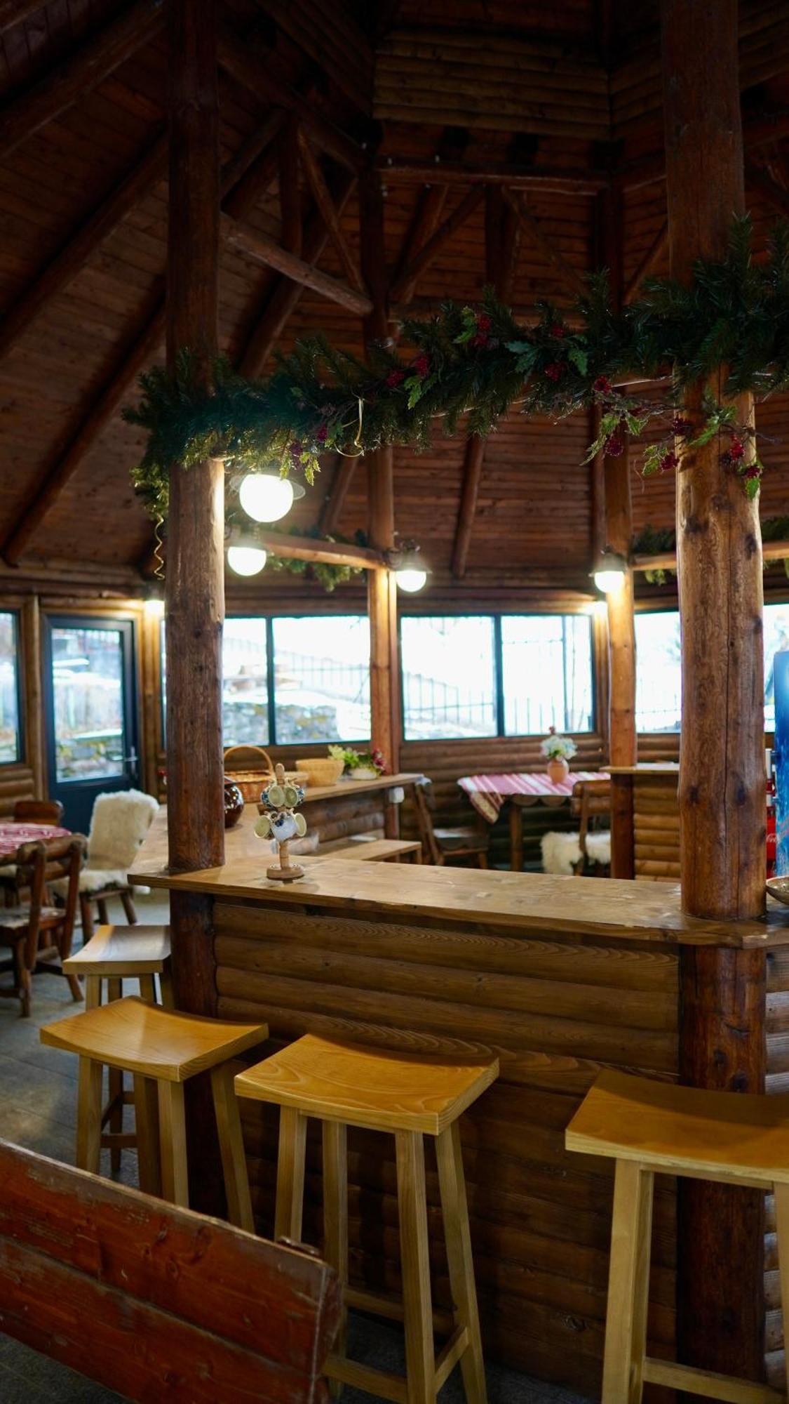 Hotel Carpat Inn Азуга Екстериор снимка