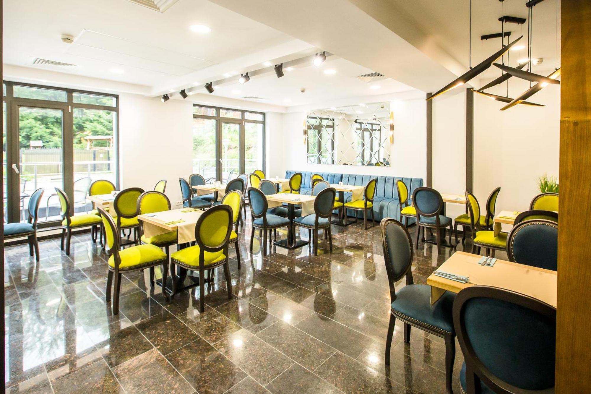 Hotel Carpat Inn Азуга Екстериор снимка