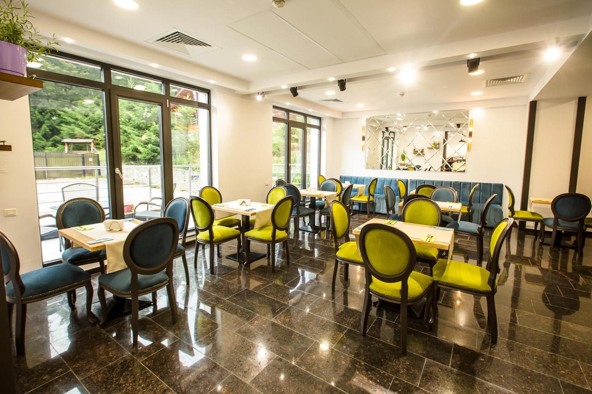 Hotel Carpat Inn Азуга Екстериор снимка