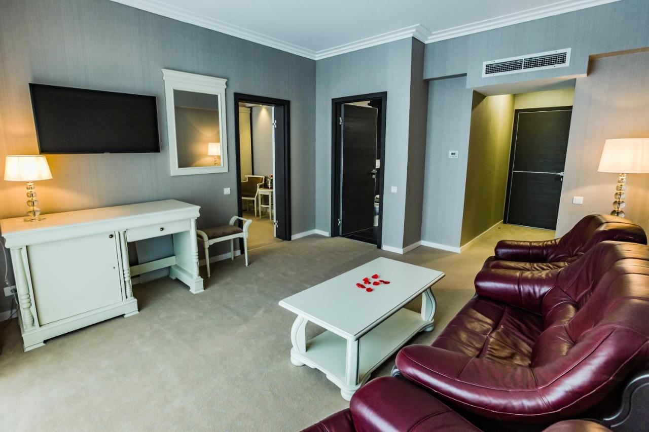 Hotel Carpat Inn Азуга Екстериор снимка